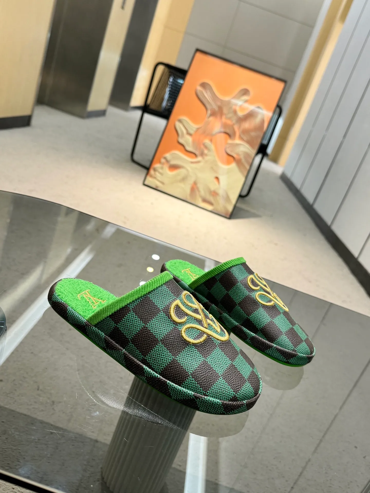 👟👟Ex-factory price 320👟👟 The 2024 couple’s counter features the latest hard goods of LV and Loewe co-branded slippers🆕 ✿Purchase level! Full of high-end feel! A popular model among bloggers at home and abroad, it’s retro and fashionable and looks amazing on your feet! Official website main recommendation code number 35-46